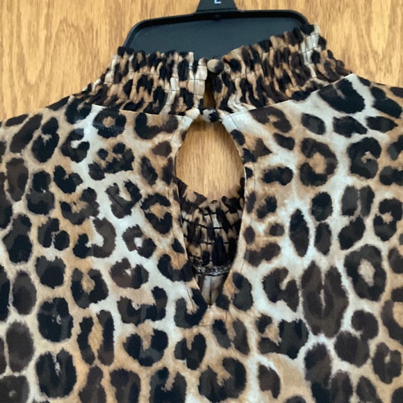 Leopard print blouse with mock turtleneck and key hole opening in the back - Picture 3 of 8